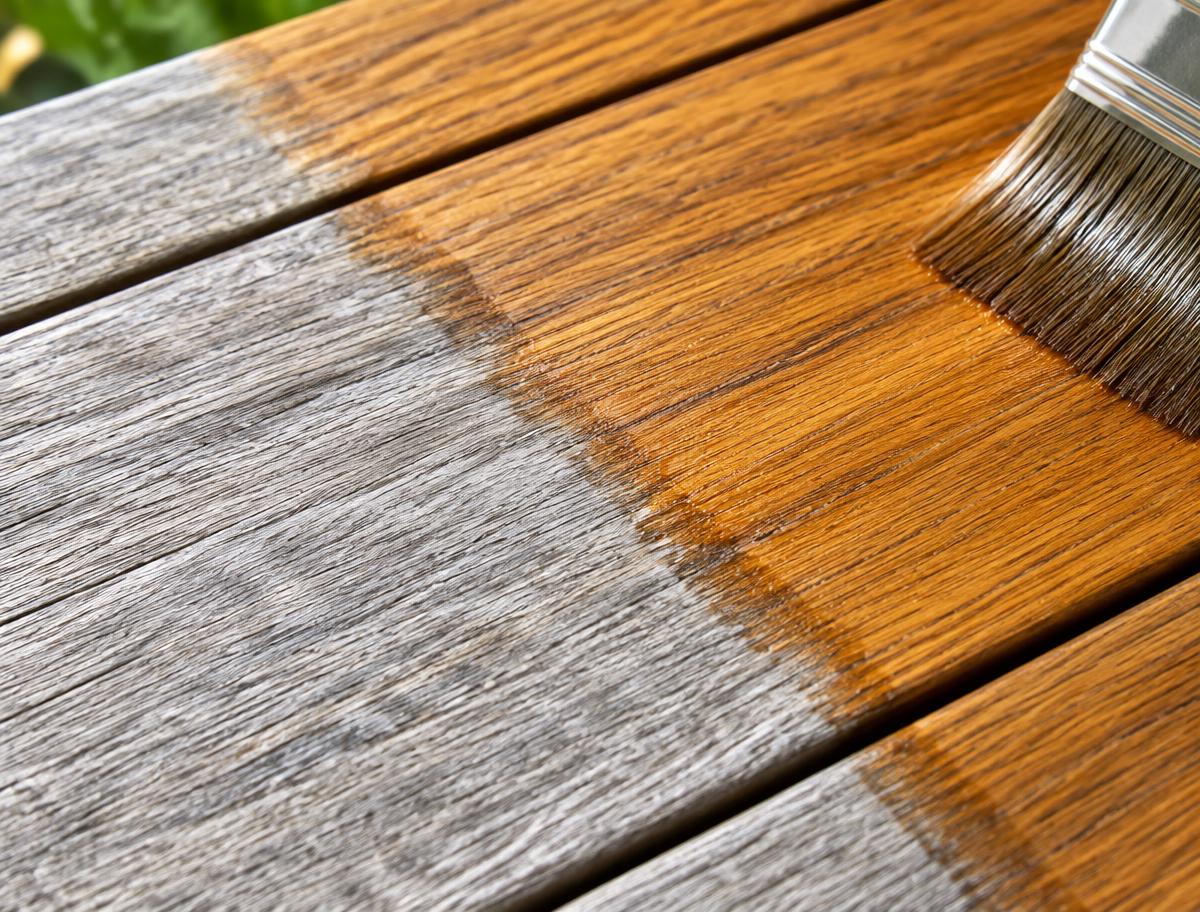 Illustration: grå teak jämfört med återställd teak